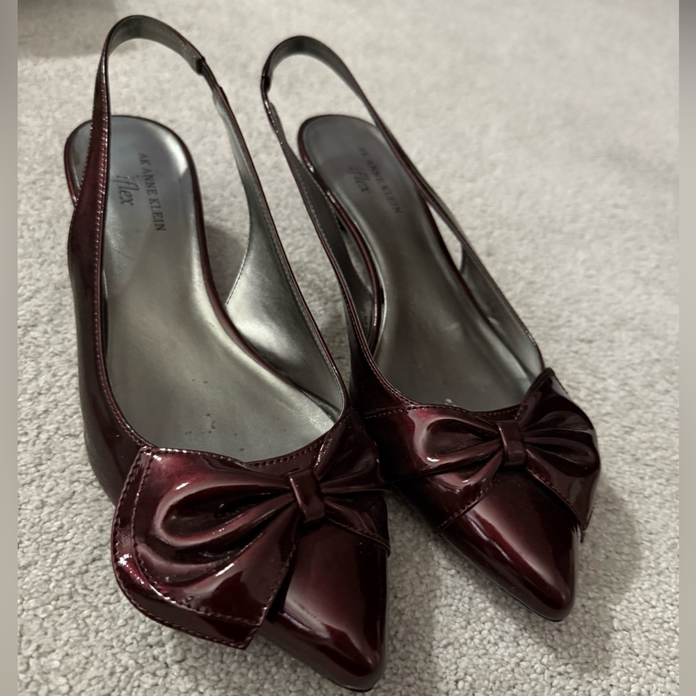 AK Anne Klein dark red patent leather heels with bow detail Size 8-1/2